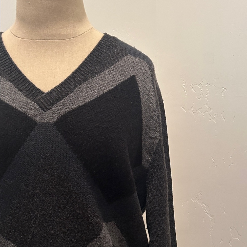 Ermenegildo Zegna Black and Gray V-Neck Cashmere Sweater - Picture 2 of 8